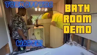 HOW TO REMOVE TILE FLOOR IN A BATHROOM FAST. #construction #bathroomremodel #lifehack #tileflooring