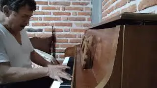 Bell&iacute;sima canci&oacute;n: Quisiera Ser.  Del argentino Mario Clavell. Con su piano, Ernesto Ju&aacute;rez.