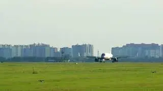 The Smoothest Plane Landing You&rsquo;ll See Today ✈️✨ #Shorts #Satisfying #aviation 