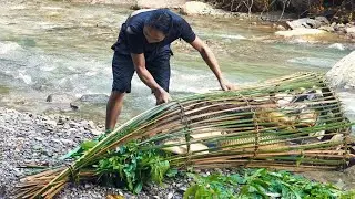 Primitive River Fishing | Catching Giant Fish with a Handmade Bamboo Trap in the Wild