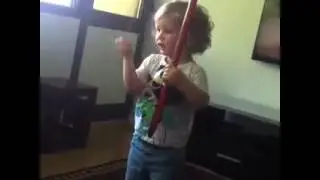 Crianca de tr&ecirc;s anos tocando berimbau como jente grande!
