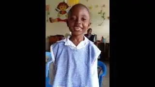 Enfants de la maternelle chantent et dansent