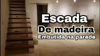 linda escada de madeira embutida na parede