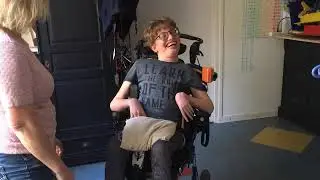 Daan speelt met pittenkussentjes