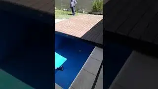 Deck WPC con sistema corredizo sobre piscina