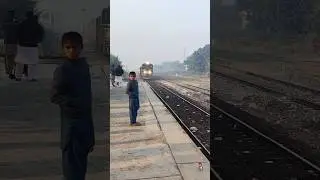 GEU-40 (9022) leading Pakistan express arrival at Toba tek singh #pakistan #paktrain #train