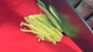Couper du gingembre en b&acirc;tonnets