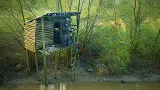 Bushcraft Fishing House | Building a Survival Shelter in a High Flood Risk Zone 🌧️🌲