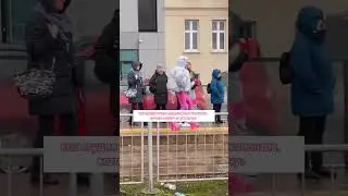 Клиент торопиться на лазерную эпиляцию в студию Монро