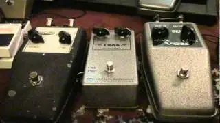 Fuzz shoot out between a 1969 vox tone bender, DAM 1966, and a 1967 Vox Tone bender (2)