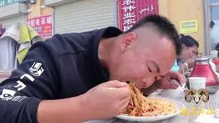 【胖纸哥】菜盖面配大蒜 下乡拍摄途中 摄像师第一次在胖纸哥之前吃饭 这待遇蛮不错