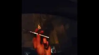 Парень пускает огромное кольцо от многоразового электронного кальяна Eshisha