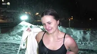 Un baño de agua helada para celebrar la Epifanía ortodoxa en Rusia