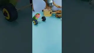 This lovebird parrot performed a ring-tossing trick but failed. #parrots #birds #lovebirds#pets