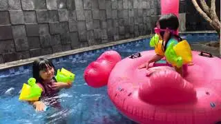 Main di kolam pakai balon flamingo