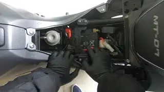 Comment changer une batterie sur une MT07 ?