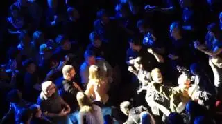 Iggy Pop - Fall in Love with me ( crowdsurfing)