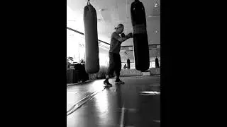 practicing how to hit the sandbag #speed #power #Boxing #cardio