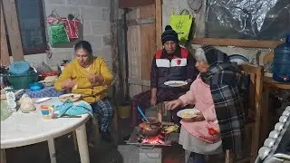 UNA TORTA DE HUEVO CON FRIJOLES estamos  cenando  con jefecita  con este frio