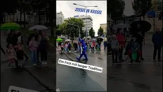 Ein Hering f&uuml;hrt ein #Zissel Umzug an &bull; Tradition in Kassel 2025