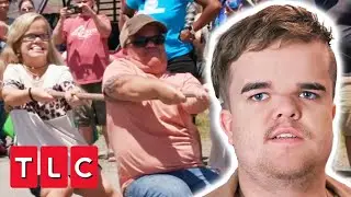 Jonah Refuses To Join In Festival Contest For Fear Of Looking Like A Freak Show | 7 Little Johnstons