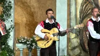 Ansambel Vikend-Zaljubljen (v živo)