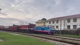 D19E-925 kéo tàu hàng AH1 rời ga Huế sau khi HH10 máy 945 vào