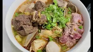 B&uacute;n b&ograve; Huế.  Huệ-style spicy beef noodle soup
