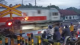 LIVE Rail Crossing 🚆 | Busy Road & Fast Train