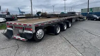 Backing MAC 53’ 4 AXLE flatbed off the street | steel hauler | 2022 389 stretched