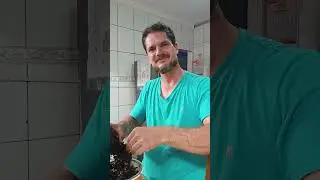 Peneirando mel de jata&iacute; do Diego,colheita feita em Capivari-SP