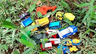 Mencari Mainan Mobil, Truk Tangki, Mobil Polisi, Excavator, Forklift, Truk Oleng, Ambulans