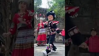 Midu Folk Song | 😄Midu Folk Song At The Fenghuang Ancient Town #dance #cute #MiduFolkSong