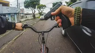 Policial usa bicicleta do pr&oacute;prio FUGITIVO para persegui-lo!