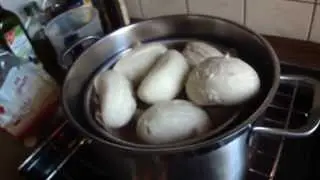 Mit Kerzen im Topf Br&ouml;tchen aufbacken
