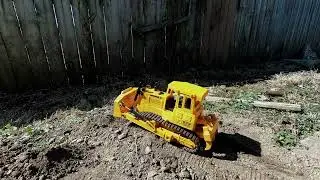 PUSHING DIRT/ DE 579 RC DOZER