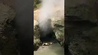 Dragon&rsquo;s Mouth Spring in Yellowstone