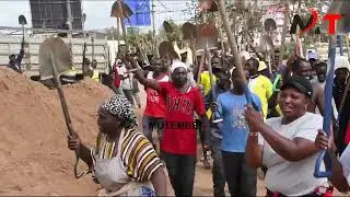 RUTO MUST GO!!RUTO MUST GO!!KIKUYUS WHO VOTED RUTO DEMONSTRATES AFTER RUTO GRABS A CEMETRY LAND