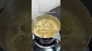 When I m alone I can simply cook a lean meat rice noodle soup like this. It s soft
