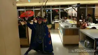 海底撈 板橋店（撈麵與川劇變臉表演）