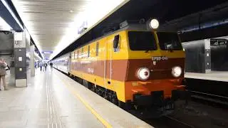 Lokomotywa EP09-046 PKP Intercity na stacji Warszawa Centralna