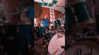 Slow groove. Raw audio fro the camera. Pearl Masterworks Urban Shell and MCC solid walnut snare