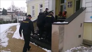 Policie ČR: Muži podezřel&iacute; z vloupani byli vzati do vazby