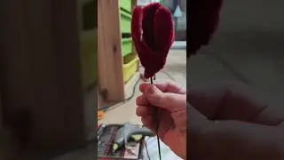 How to do tulips with hands from pipe cleaners.diy. #pipe cleaner craft #flowers  #diy 
