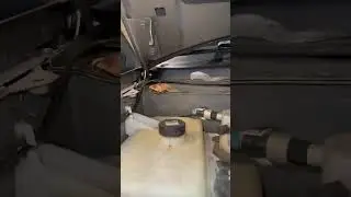 Разморозьте замерзшие трубки омывателя ветрового стекла.