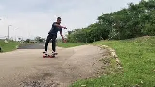 Treino no skate simulador de Surf
