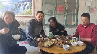 东北农村烧柴火，鸡鱼做好就出锅，一家人坐一起，吃饭喝酒闲唠嗑