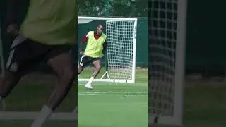 What a hit that is! Alex Isak scores screamer! 🇸🇪