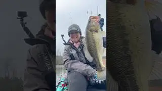 Посмотрите на этого Чака! Крупный улов окуня с каяка.
