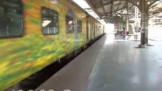 CLASH OF THE TITANS - MUMBAI - HOWRAH - MUMBAI DURONTO ATTACKS BHANDUP STN WITH THEIR WCAM's